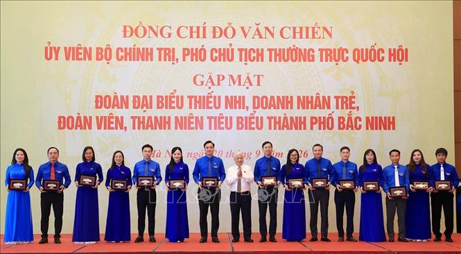 Phó Chủ tịch Thường trực Quốc hội Đỗ Văn Chiến chụp ảnh chung cùng đại diện doanh nhân trẻ, đoàn viên, thanh niên thành phố Bắc Ninh. Ảnh: Tuấn Anh - TTXVN