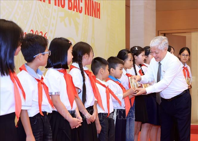 Phó Chủ tịch Thường trực Quốc hội Đỗ Văn Chiến tặng quà cho học sinh xuất sắc thành phố Bắc Ninh. Ảnh: Tuấn Anh - TTXVN