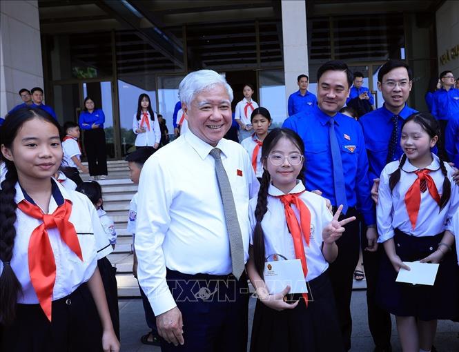 Phó Chủ tịch Thường trực Quốc hội Đỗ Văn Chiến động viên, khích lệ các học sinh xuất sắc thành phố Bắc Ninh. Ảnh: Tuấn Anh - TTXVN