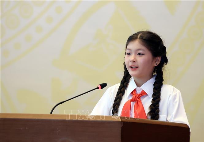 Em Trần Thảo Anh, lớp 5A1, Trường Tiểu học Từ Sơn 1, phường Từ Sơn, thành phố Bắc Ninh phát biểu. Ảnh: Tuấn Anh - TTXVN