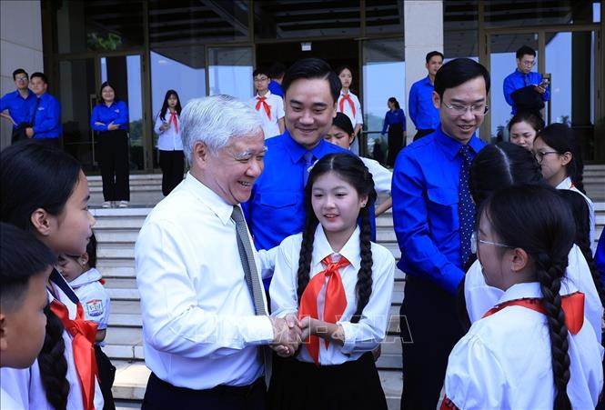 Phó Chủ tịch Thường trực Quốc hội Đỗ Văn Chiến động viên, khích lệ các học sinh xuất sắc thành phố Bắc Ninh. Ảnh: Tuấn Anh - TTXVN