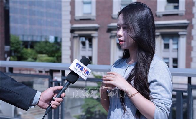 Sinh viên Bùi Hà Anh trả lời phỏng vấn TTXVN tại New York. Ảnh: Lê Hoàng - Phóng viên TTXVN tại Mỹ