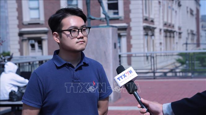 Sinh viên Trần Duy Anh trả lời phỏng vấn TTXVN tại New York. Ảnh: Lê Hoàng - Phóng viên TTXVN tại Mỹ