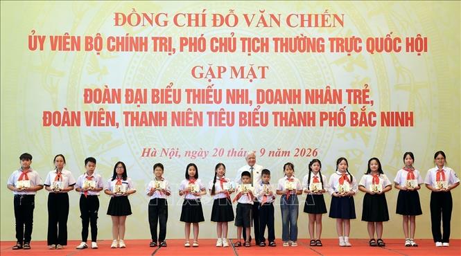 Phó Chủ tịch Thường trực Quốc hội Đỗ Văn Chiến tặng quà cho học sinh xuất sắc thành phố Bắc Ninh. Ảnh: Tuấn Anh - TTXVN