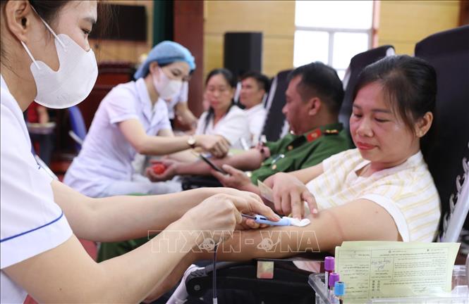 Các cán bộ, công chức, viên chức, người lao động, lực lượng vũ trang và nhân dân các xã: Na Sầm, Văn Lãng, Hoàng Văn Thụ, Hội Hoan, Thuỵ Hùng của tỉnh Lạng Sơn hiến máu tình nguyện tại Ngày hội, sáng 20/9. Ảnh: Anh Tuấn – TTXVN