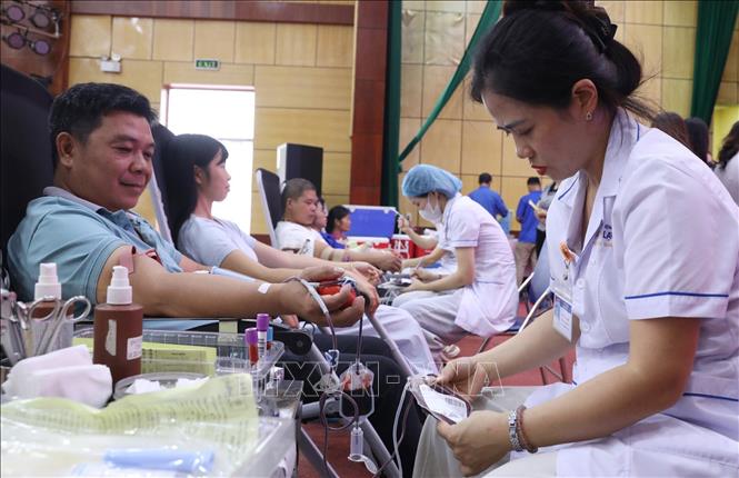 Cán bộ, công chức, viên chức, người lao động, lực lượng vũ trang và nhân dân các xã: Na Sầm, Văn Lãng, Hoàng Văn Thụ, Hội Hoan, Thuỵ Hùng của tỉnh Lạng Sơn hiến máu tình nguyện tại Ngày hội. Ảnh: Anh Tuấn – TTXVN