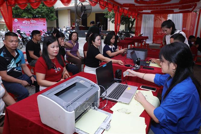 Đông đảo các cán bộ, công chức, viên chức, người lao động, lực lượng vũ trang và nhân dân các xã: Na Sầm, Văn Lãng, Hoàng Văn Thụ, Hội Hoan, Thuỵ Hùng của tỉnh Lạng Sơn đăng ký hiến máu tình nguyện tại Ngày hội. Ảnh: Anh Tuấn – TTXVN