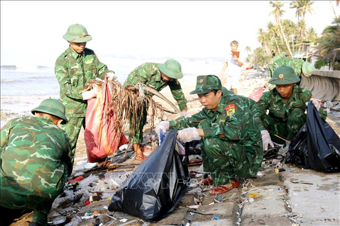 Hoạt động ra quân vệ sinh môi trường mang ý nghĩa thiết thực trong bối cảnh một số bãi biển Mũi Né (Lâm Đồng) xuất hiện lượng lớn rác thải từ biển trôi dạt vào bờ. Ảnh: Hồng Hiếu- TTXVN