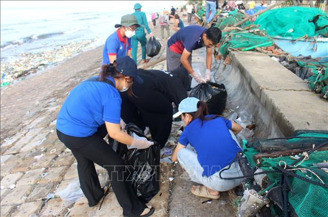 Đoàn viên, thanh niên phường Mũi Né, tỉnh Lâm Đồng ra quân chung tay làm sạch biển giữa 