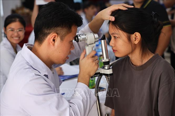 Khám bệnh, tư vấn sức khỏe, cấp phát thuốc miễn phí cho thanh niên công nhân, người lao động Thủ đô. Ảnh: Minh Đức – TTXVN