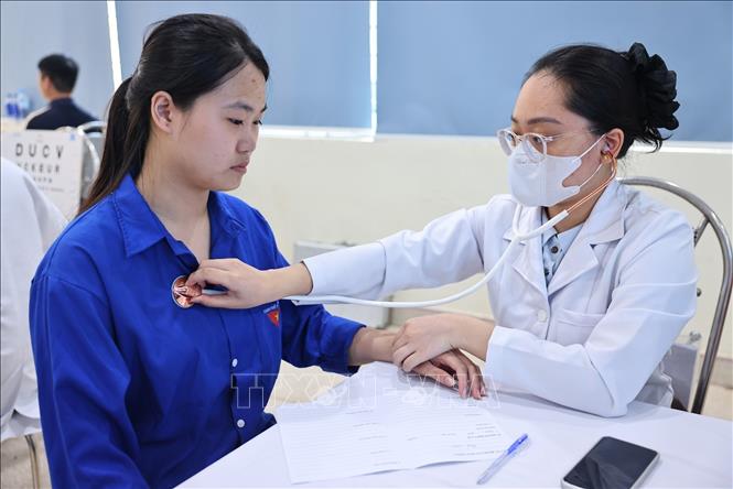 Khám bệnh, tư vấn sức khỏe, cấp phát thuốc miễn phí cho thanh niên công nhân, người lao động tại ngày hội. Ảnh: Minh Đức – TTXVN