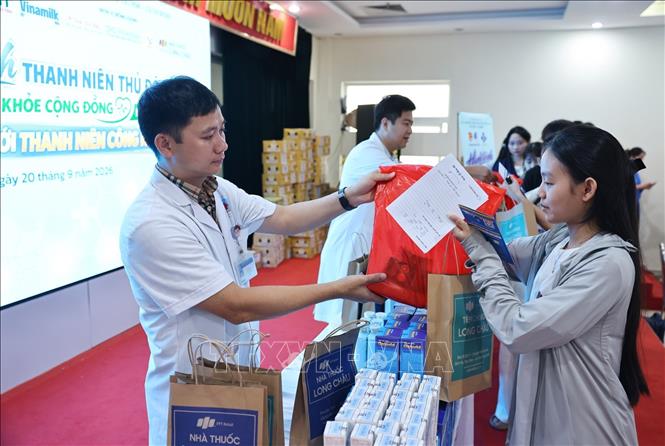 Khám bệnh, tư vấn sức khỏe, cấp phát thuốc miễn phí cho thanh niên công nhân, người lao động Thủ đô. Ảnh: Minh Đức – TTXVN