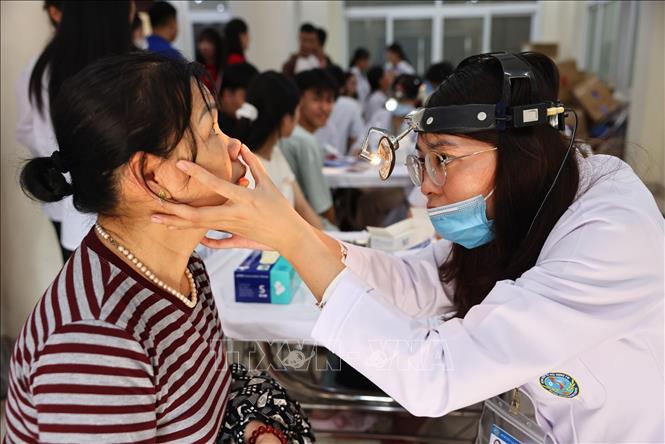 Khám bệnh, tư vấn sức khỏe, cấp phát thuốc miễn phí cho thanh niên công nhân, người lao động. Ảnh: Minh Đức – TTXVN