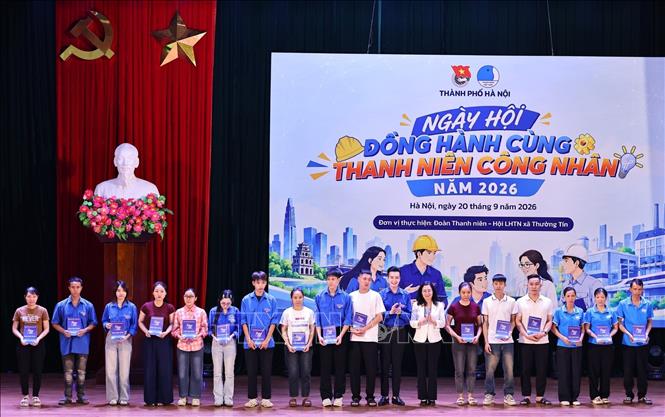Đồng chí Đào Đức Việt – Phó Bí thư Thành đoàn, Chủ tịch Hội đồng Đội thành phố Hà Nội trao các suất quà cho gia đình thanh niên công nhân có hoàn cảnh khó khăn. Ảnh: Minh Đức – TTXVN