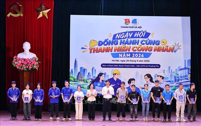 Ban tổ chức trao các suất quà cho người lao động có hoàn cảnh khó khăn. Ảnh: Minh Đức – TTXVN