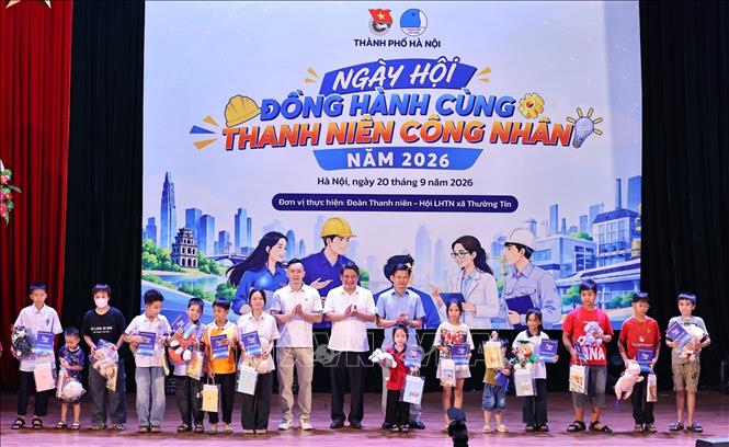 Ban tổ chức trao các suất quà cho con thanh niên công nhân có hoàn cảnh khó khăn. Ảnh: Minh Đức – TTXVN