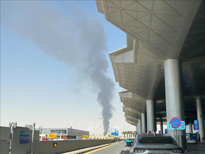 Cột khói bốc lên gần sân bay quốc tế King Khalid ở phía Đông Bắc Riyadh, Arập Xêút ngày 19/9/2026. Ảnh: THX/TTXVN phát