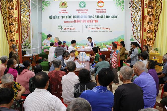  Đông đảo người dân xã Tam Nông, Tràm Chim, Phú Thọ (Đồng Thap·tham gia khám bệnh miễn phí tại chương trình. Ảnh: Hồng Thái - TTXVN