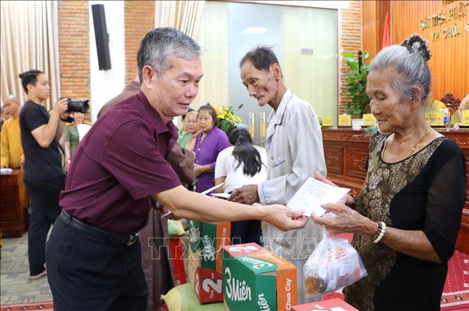 Người dân nhận quà tại chương trình “Tháng Tám nghĩa tình. Ảnh: Hồng Thái - TTXVN