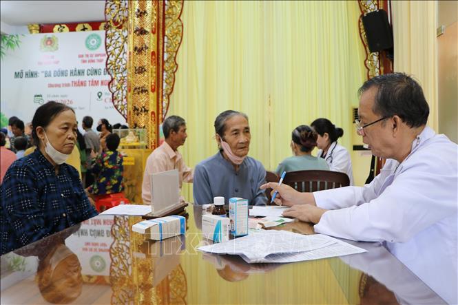 Người dân các xã Tam Nông, Tràm Chim, Phú Thọ (Đồng Tháp) được khám bệnh miễn phí tại chương trình. Ảnh: Hồng Thái - TTXVN