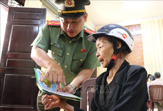 Công an tỉnh Đồng Tháp tuyên truyền về phòng, chống tội phạm cho người dân tại chương trình. Ảnh: Hồng Thái - TTXVN