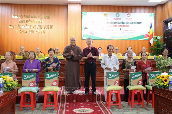 Người dân các xã Tam Nông, Tràm Chim, Phú Thọ (Đồng Tháp) nhận quà tại chương trình. Ảnh: Hồng Thái - TTXVN