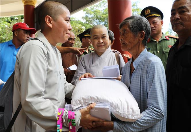 Người dân nhận quà và nhu yếu phẩm tại chương trình. Ảnh: Hồng Thái - TTXVN