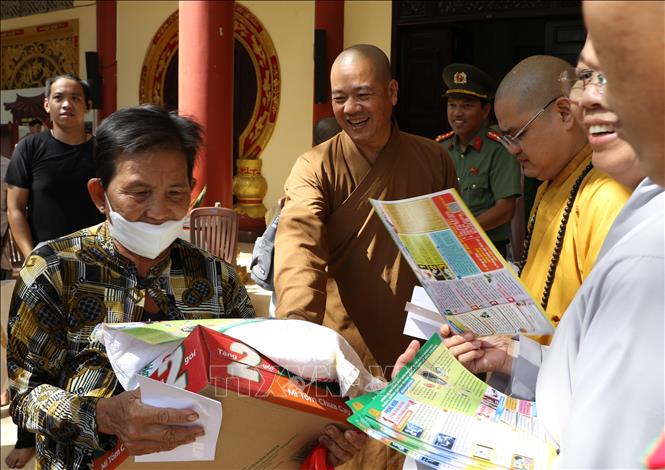 Chương trình nhằm tăng cường mối quan hệ gắn bó giữa lực lượng công an với các tổ chức tôn giáo và bà con nhân dân. Ảnh: Hồng Thái - TTXVN