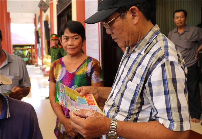 Người dân được tuyên truyền về phòng, chống tội phạm tại chương trình. Ảnh: Hồng Thái - TTXVN