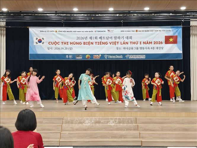 Các con em người Việt biểu diễn văn nghệ tại cuộc thi. Ảnh Đào Lâm - Phóng viên TTXVN tại Hàn Quốc