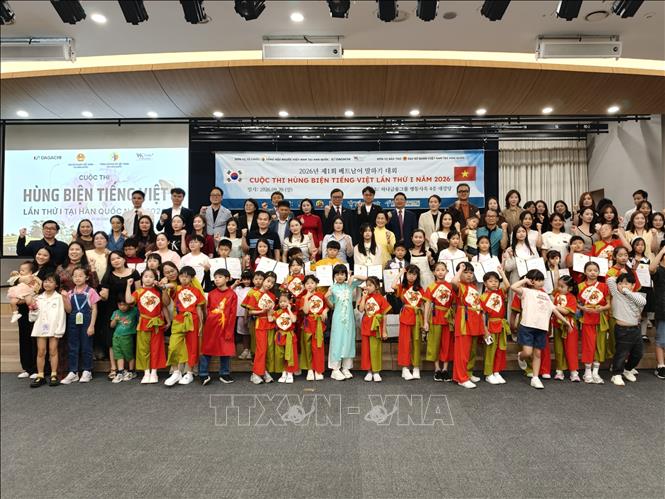 Đại biểu cùng các thí sinh tham dự Cuộc thi hùng biện tiếng Việt lần thứ nhất năm 2026. Ảnh Đào Lâm - Phóng viên TTXVN tại Hàn Quốc