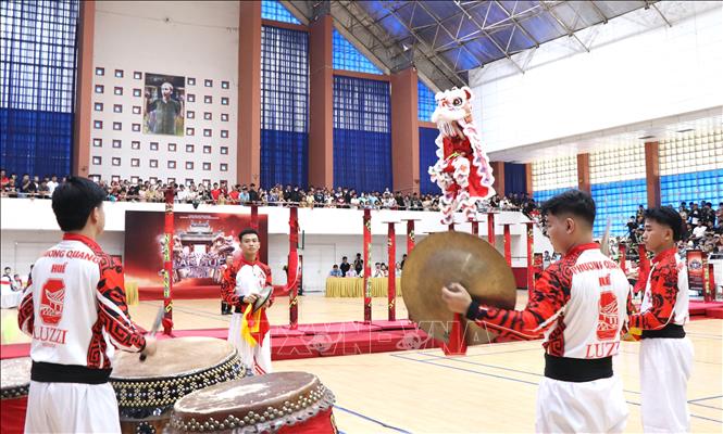 A spectacular competition among the lion dance teams. VNA Photo: Văn Dũng