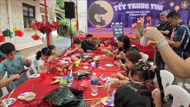 Thiếu nhi Việt Nam trải nghiệm làm đèn lồng tại lễ hội. Ảnh: Việt Dũng - P/v TTXVN tại Singapore