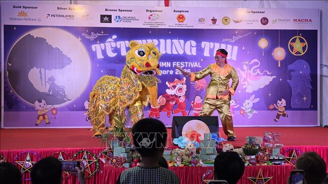 Tiết mục múa lân tại lễ hội. Ảnh: Việt Dũng - P/v TTXVN tại Singapore