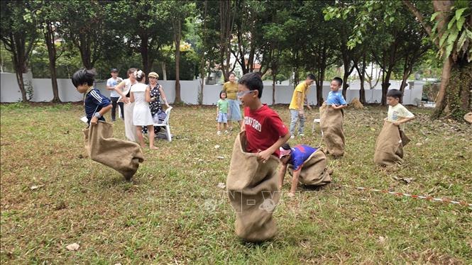 Trò chơi nhảy bao bố tại Lễ hội Trung thu 2026. Ảnh: Việt Dũng - P/v TTXVN tại Singapore
