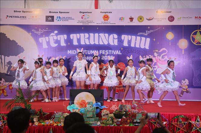 Biểu diễn văn nghệ của các em thiếu nhi tại Lễ hội. Ảnh: Việt Dũng - P/v TTXVN tại Singapore