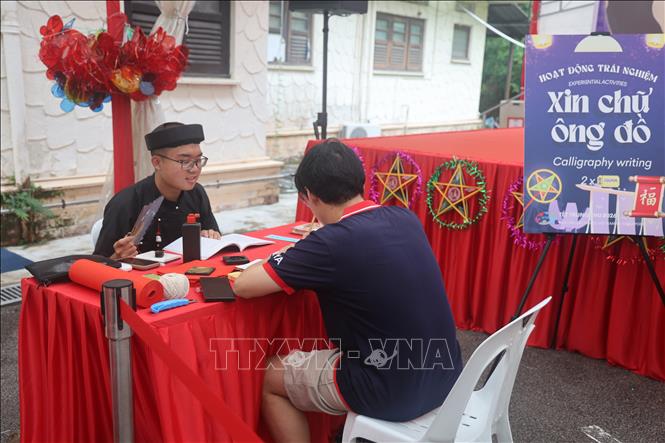 Xin chữ ông đồ tại lễ hội.  Ảnh: Việt Dũng - P/v TTXVN tại Singapore