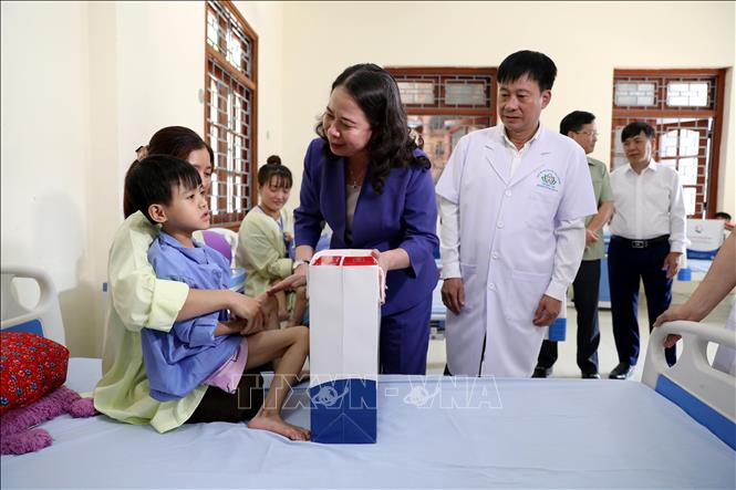  Phó Chủ tịch nước Võ Thị Ánh Xuân tặng quà Trung thu cho các bệnh nhi, trẻ khuyết tật đang điều trị tại Bệnh viện Phục hồi chức năng tỉnh Tuyên Quang. Ảnh: Quang Cường – TTXVN