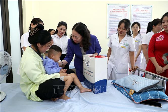 Phó Chủ tịch nước Võ Thị Ánh Xuân tặng quà Tết Trung thu cho các bệnh nhi, trẻ khuyết tật đang điều trị tại Bệnh viện Phục hồi chức năng tỉnh Tuyên Quang. Ảnh: Quang Cường – TTXVN