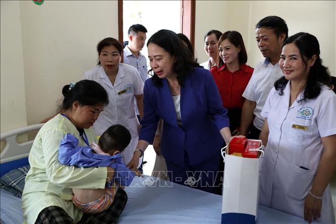  Phó Chủ tịch nước Võ Thị Ánh Xuân ân cần hỏi thăm sức khỏe các bệnh nhi, trẻ khuyết tật đang điều trị tại Bệnh viện Phục hồi chức năng tỉnh Tuyên Quang. Ảnh: Quang Cường – TTXVN