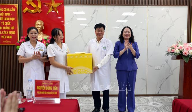 Phó Chủ tịch nước Võ Thị Ánh Xuân tặng quà cho Bệnh viện Phục hồi chức năng tỉnh Tuyên Quang. Ảnh: Quang Cường – TTXVN