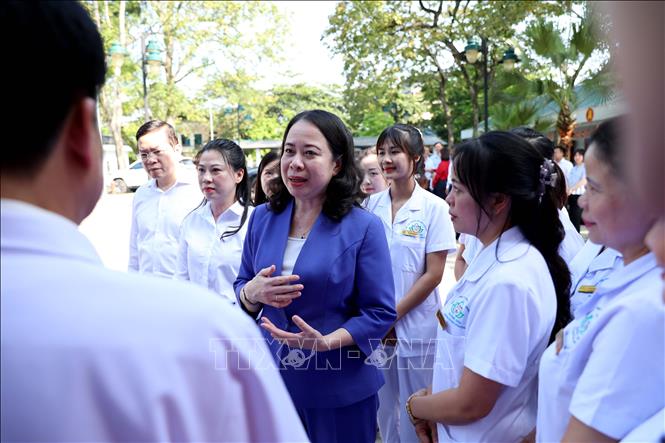 Phó Chủ tịch nước Võ Thị Ánh Xuân trò chuyện với các bác sỹ, cán bộ, nhân viên Bệnh viện Phục hồi chức năng tỉnh Tuyên Quang. Ảnh: Quang Cường – TTXVN