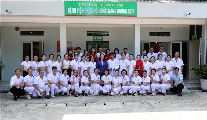 Phó Chủ tịch nước Võ Thị Ánh Xuân với các bác sỹ, cán bộ, nhân viên Bệnh viện Phục hồi chức năng tỉnh Tuyên Quang. Ảnh: Quang Cường – TTXVN