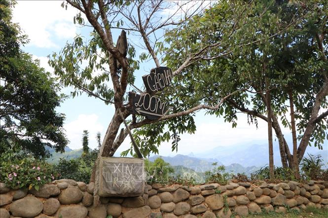 Quanh Bản Lao Chải 1 luôn được dọn dẹp sạch sẽ, với những thùng rác độc lạ trên những lối đi. Ảnh: Việt Dũng - TTXVN