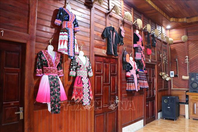 Những trang phục truyền thống của đồng bào Mông được trưng bày trong một Homestay ở bản Lao Chải 1. Ảnh: Việt Dũng - TTXVN