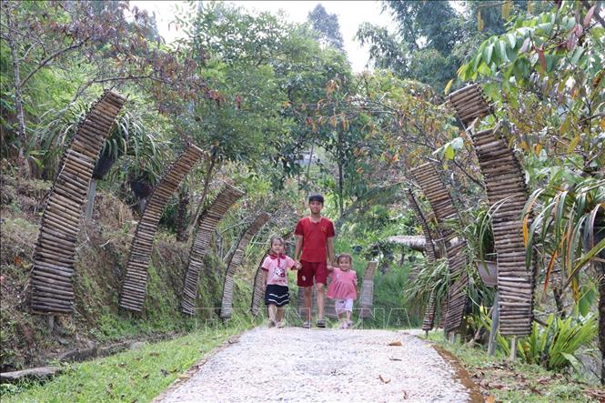 Ba anh em người Mông ở bản Lao Chải 1 thong thả dạo chơi giữa khung cảnh yên bình của bản làng. Ảnh: Việt Dũng - TTXVN