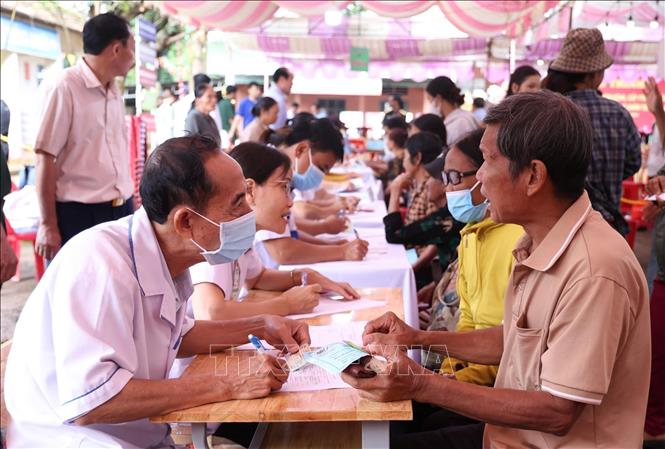 Hoạt động khám bệnh cho người dân vùng biên Bù Gia Mập (Đồng Nai). Ảnh: K GỬIH-TTXVN 