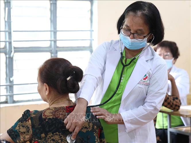 Hoạt động khám bệnh cho người dân vùng biên Bù Gia Mập. Ảnh: K GỬIH-TTXVN 