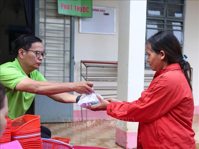 Phát thuốc miễn phí cho người dân vùng biên Bù Gia Mập. Ảnh: K GỬIH-TTXVN 