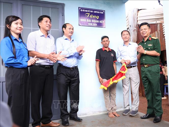 Khánh thành, bàn giao căn nhà “Đại đoàn kết” cho hộ gia đình có hoàn cảnh khó khăn. Ảnh: K GỬIH-TTXVN 